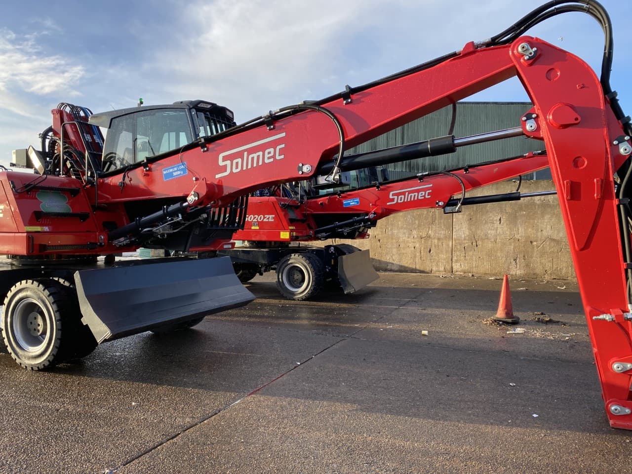 Countrystyle Recycling Ltd take delivery of their two battery powered Solmec Material handlers